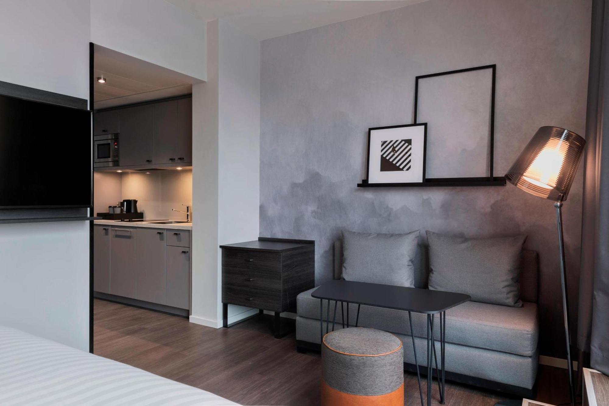 Hotel By Marriott Frankfurt Center 4*